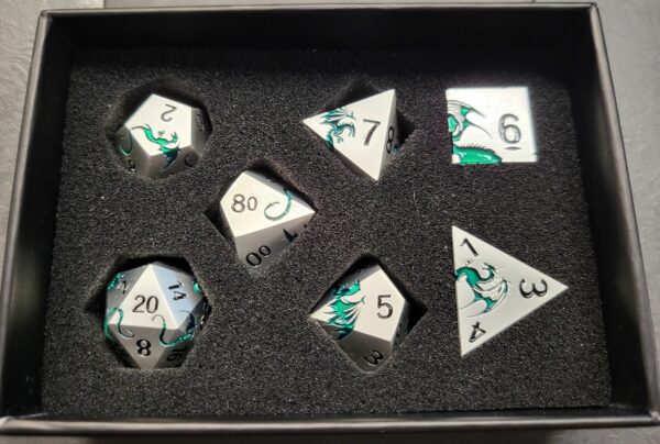 Set de dés en métal argent - Au Dragon Ivre – Image 3